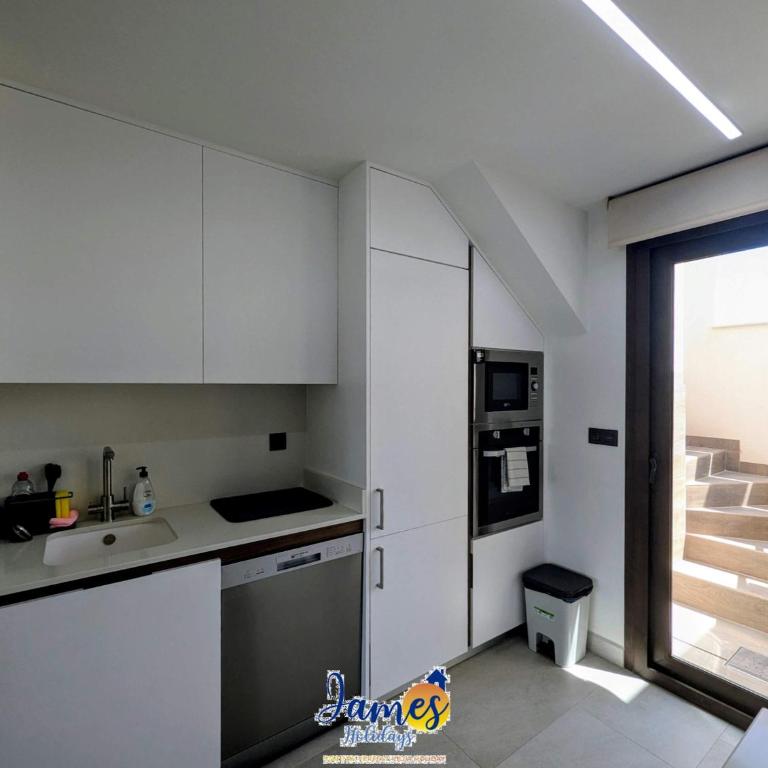 Sunny 2 Bed Retreat with Pool View LB86 - Apartamento - 18