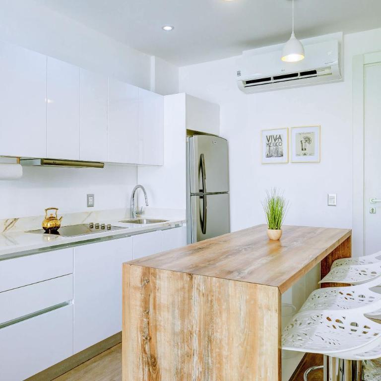 Premium Location Steps to 5th, Rooftop Pool & BBQ - One-Bedroom Apartment - 2