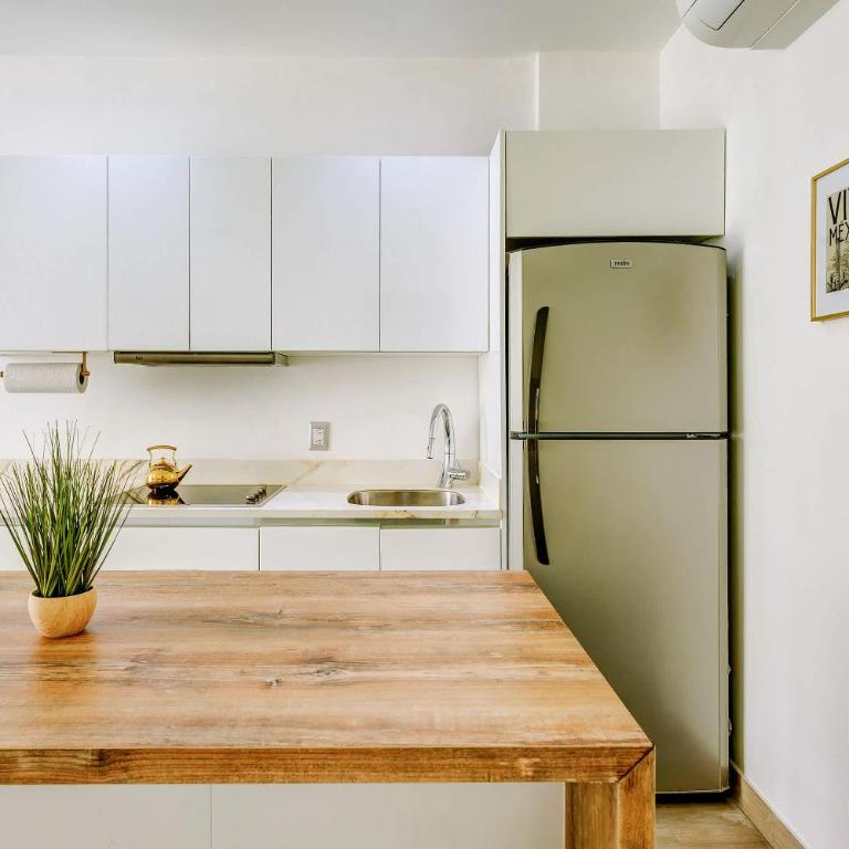 Premium Location Steps to 5th, Rooftop Pool & BBQ - One-Bedroom Apartment - 6