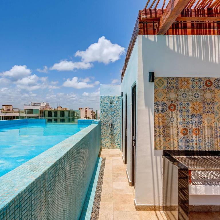 Premium Location Steps to 5th, Rooftop Pool & BBQ - One-Bedroom Apartment - 18
