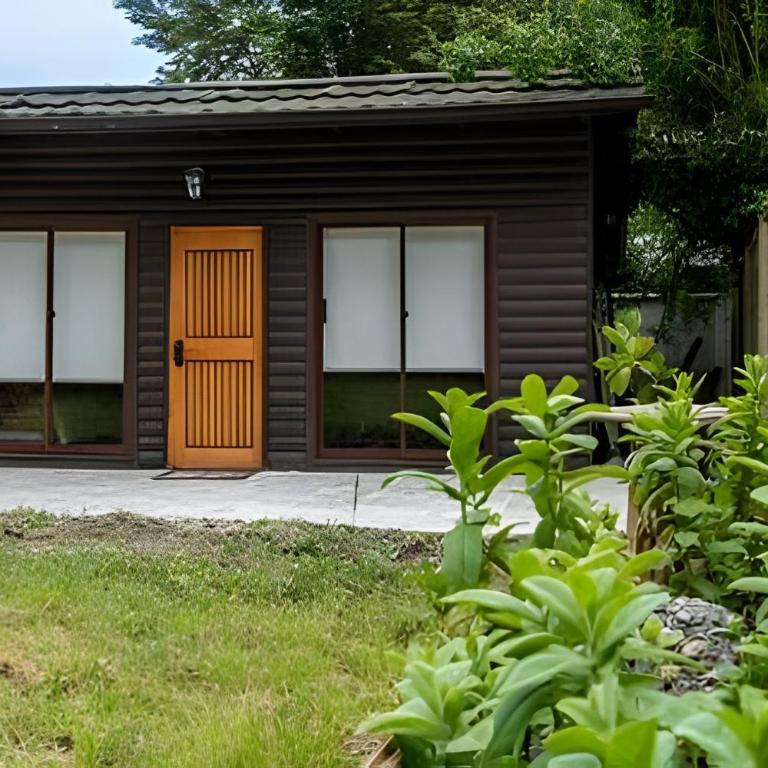 Studio Rústico-Moderno: Refugio de Madera y Luz - Bungalow - 11