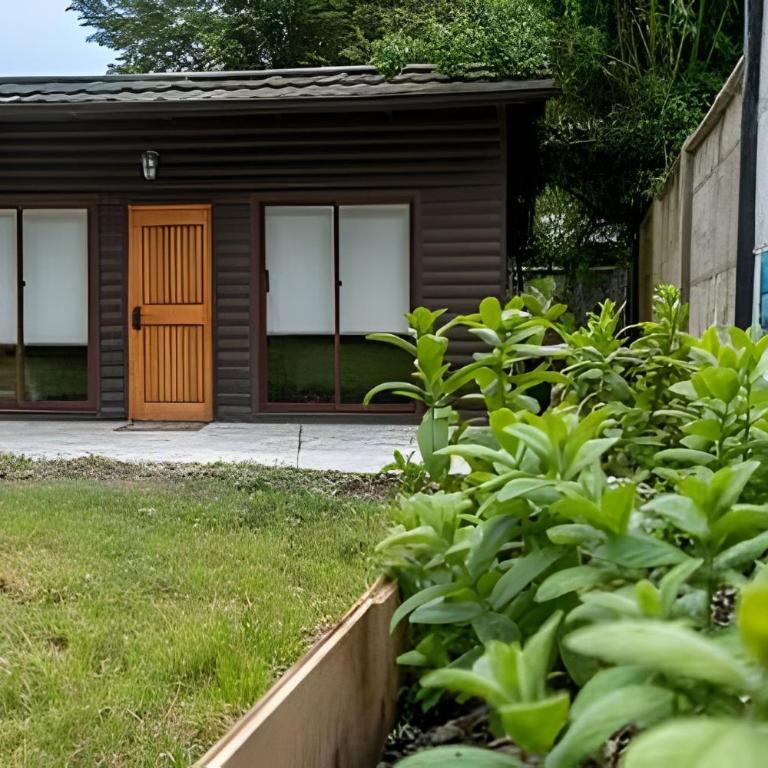 Studio Rústico-Moderno: Refugio de Madera y Luz - Bungalow - 19