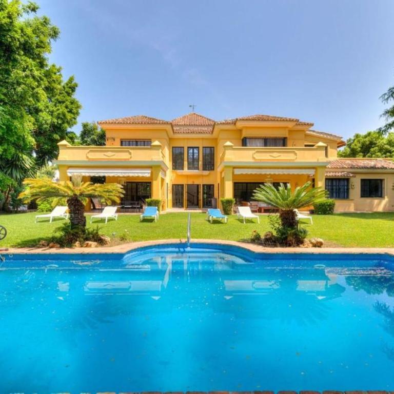 Luxurious 7-Bedroom Holiday House with Private Pool in Alcdia - Vacation Home - 1