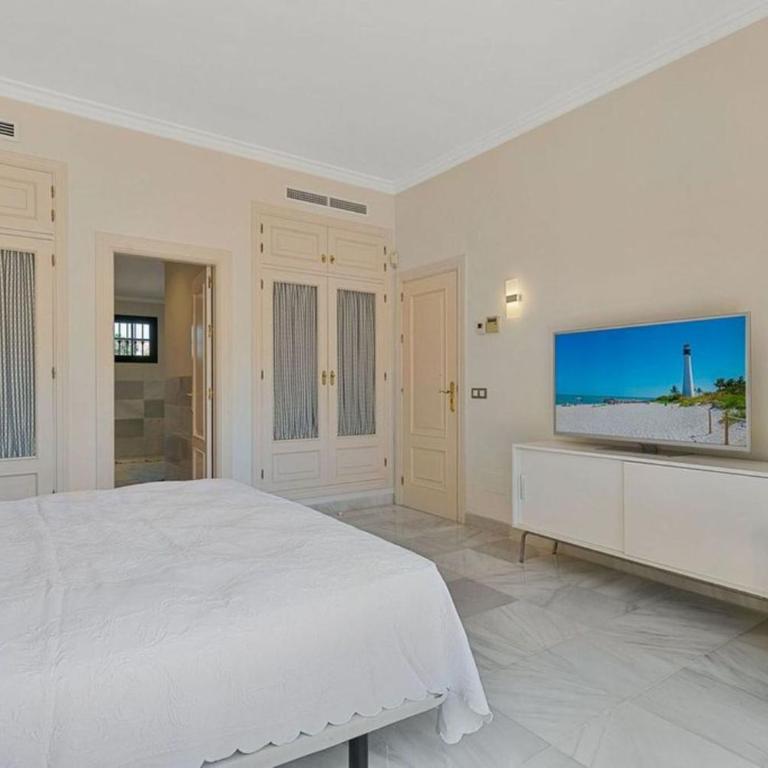 Luxurious 7-Bedroom Holiday House with Private Pool in Alcdia - Vacation Home - 7