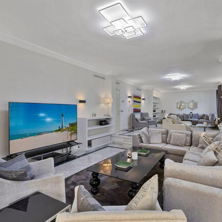 Luxurious 7-Bedroom Holiday House with Private Pool in Alcdia - Vacation Home - 17