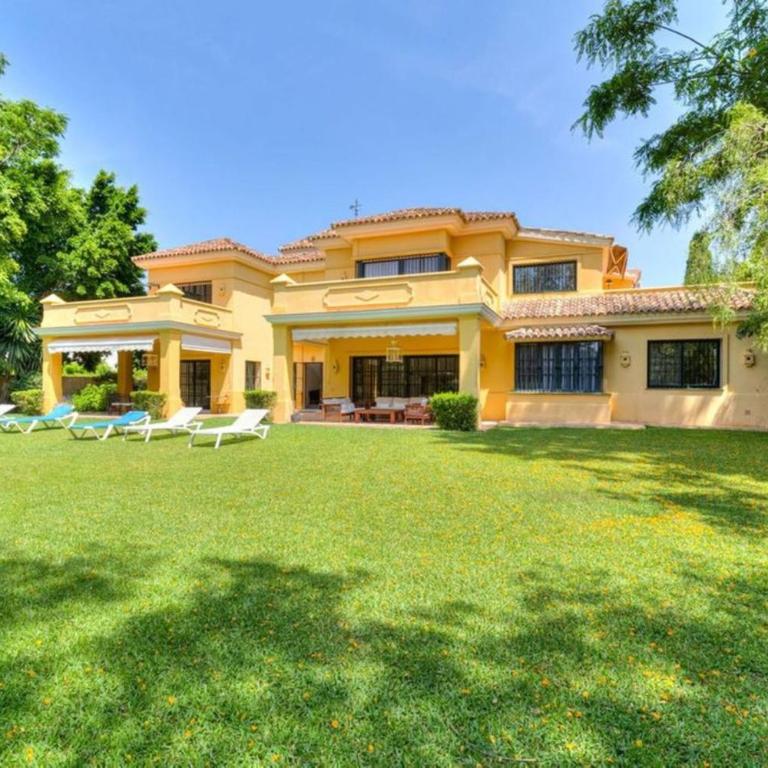 Luxurious 7-Bedroom Holiday House with Private Pool in Alcdia - Vacation Home - 9