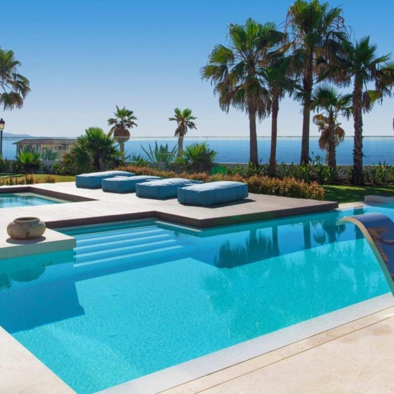 Luxurious 7-Bedroom Holiday House with Private Pool in El Puerto - Vacation Home - 7