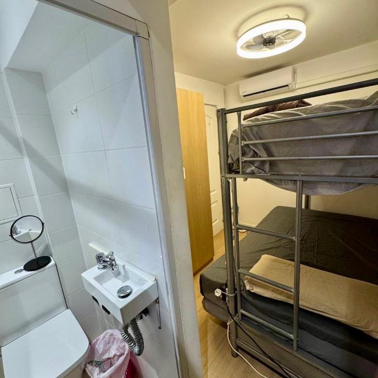Little room with private WC and shower close to PortAventura - Apartamento de 1 dormitorio - 1