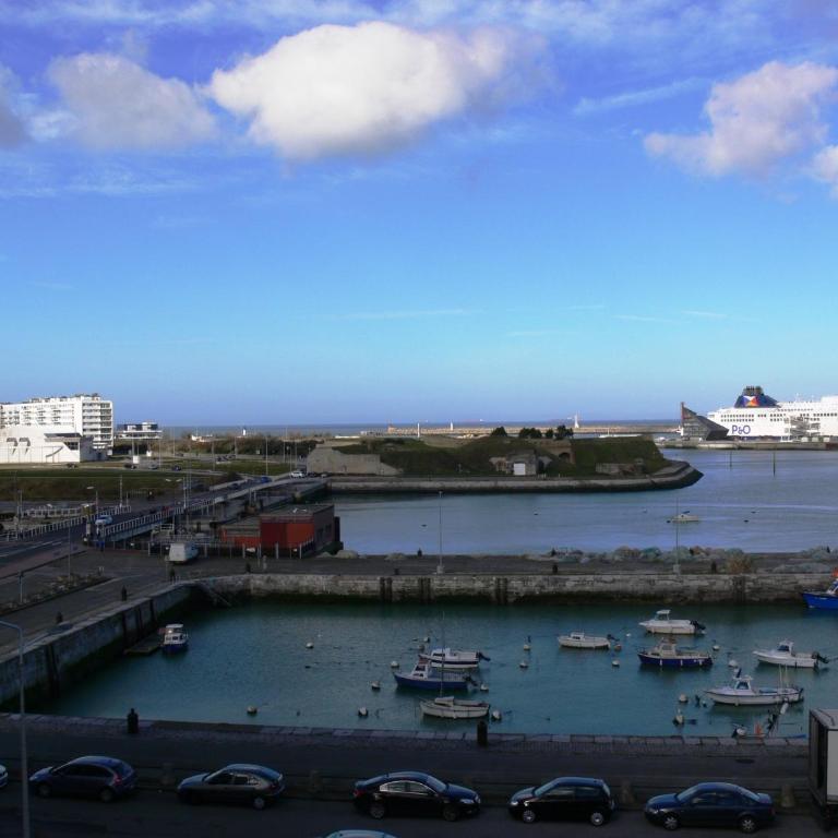 Holiday Inn Calais - Centre Car Ferry by IHG - Chambre Lit Queen-Size Premium - Vue sur Port - 6