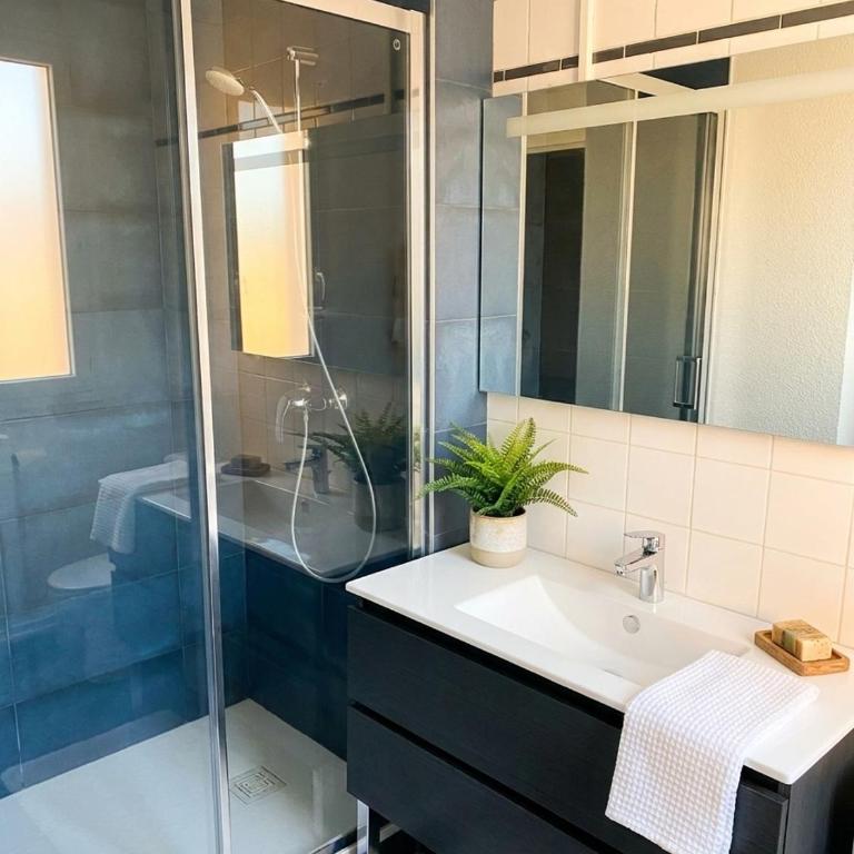 Cozy apartment, a short walk to Place Stan - One-Bedroom Apartment - 3
