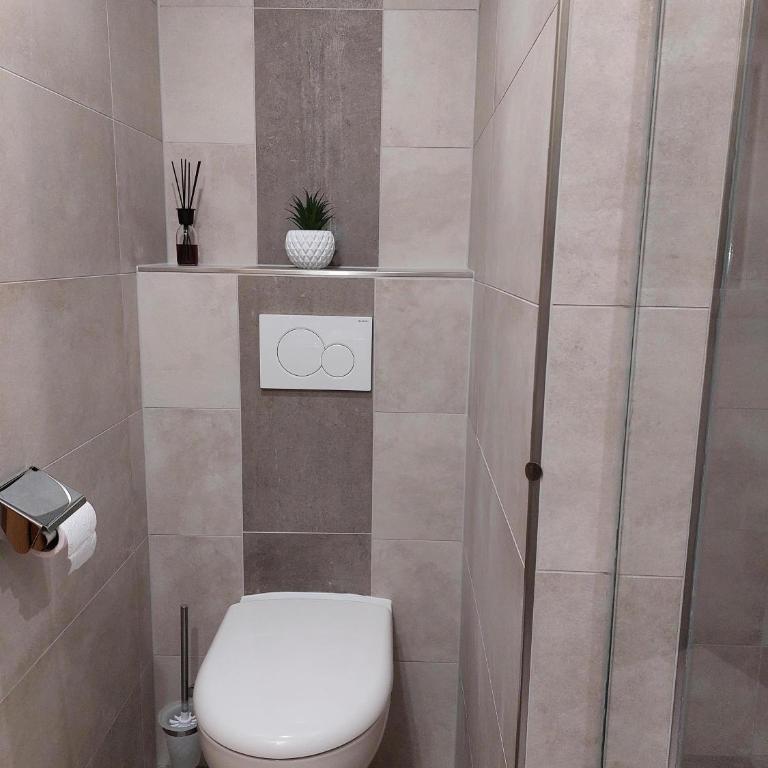 Haus Steinbock - Dreibettzimmer mit Dusche - 1