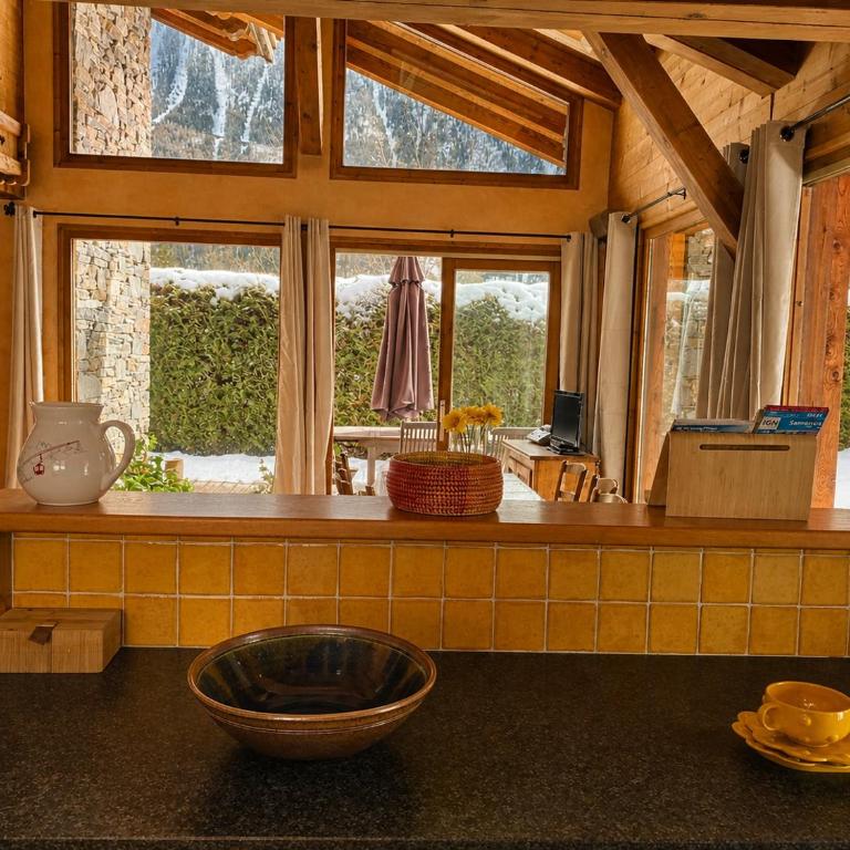 Chalet Spacieux à Chamonix pour 9 – Vue Panoramique Mont-Blanc, Jacuzzi, Jardin & Parking - Chalet - 12