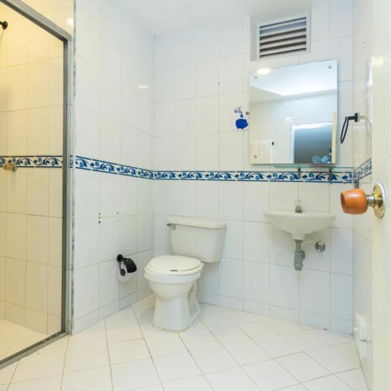 Hotel Villa Real 70 Laureles - Family Room - 6