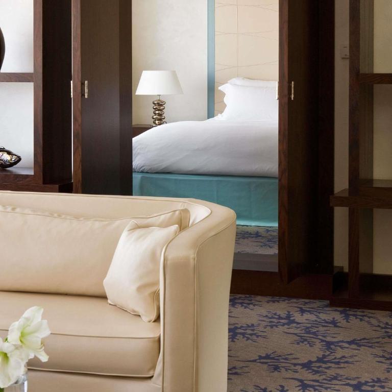 Sofitel Marseille Vieux-Port - Suite Lit King-Size Prestige avec Espace Salon et Accès Spa - Étage Supérieur - 2