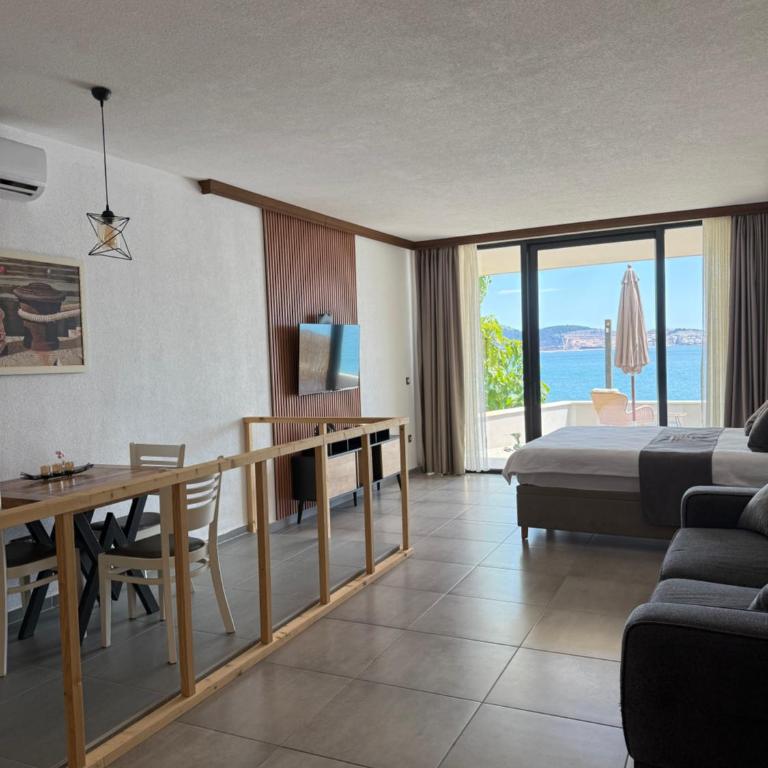 Suites Castello - Deluxe Suite with Sea View - 2