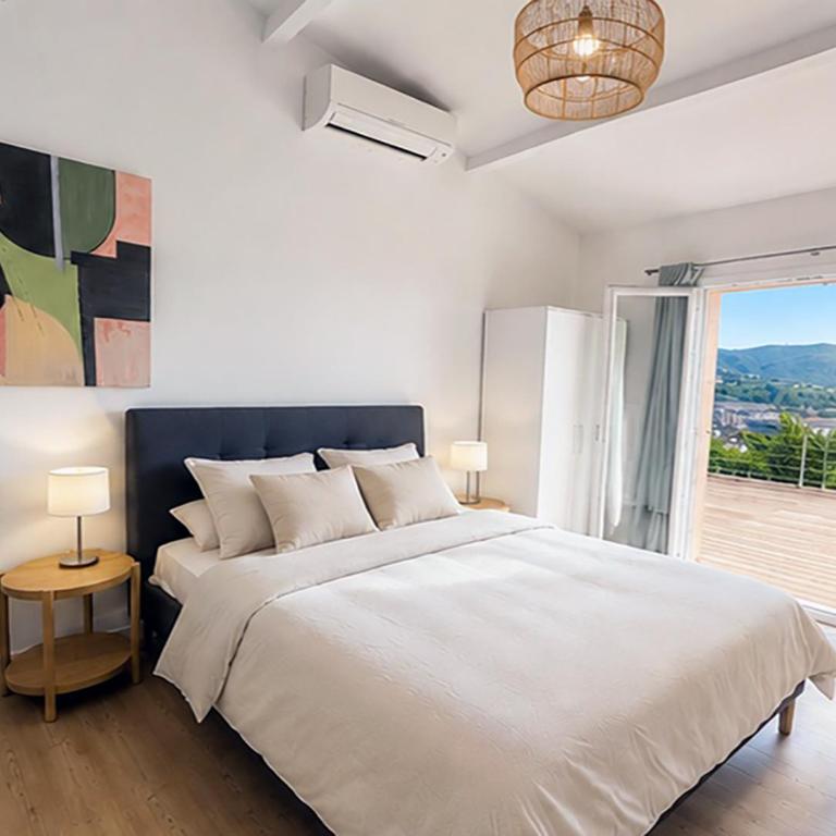 Villa Bellevue, magnifique vue mer! Piscine chauffée, à10 mns de la plage et du centre! - Villa - 2