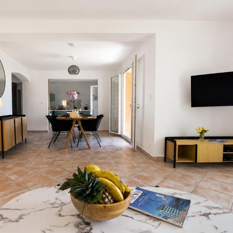 Villa Bellevue, magnifique vue mer! Piscine chauffée, à10 mns de la plage et du centre! - Villa - 10