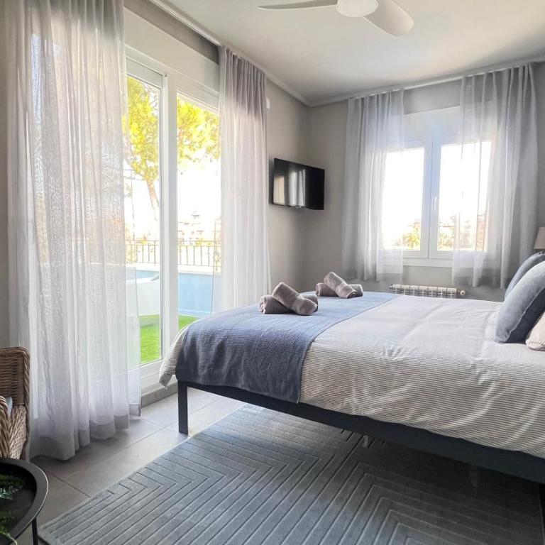 Chic Modern Villa With Heated Pool & Scenic Views - Villa de 3 dormitorios - 42