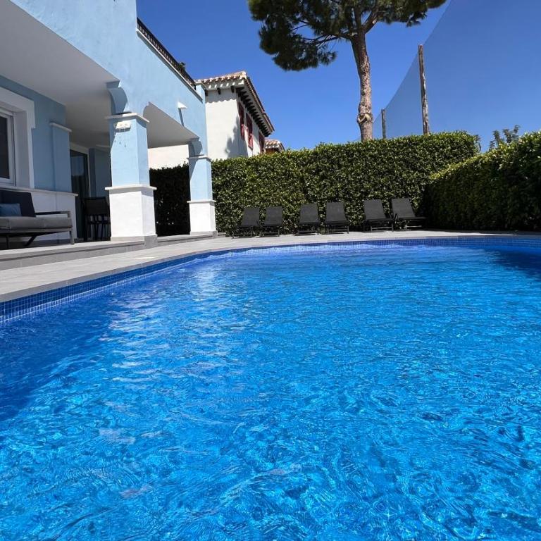 Chic Modern Villa With Heated Pool & Scenic Views - Villa de 3 dormitorios - 46