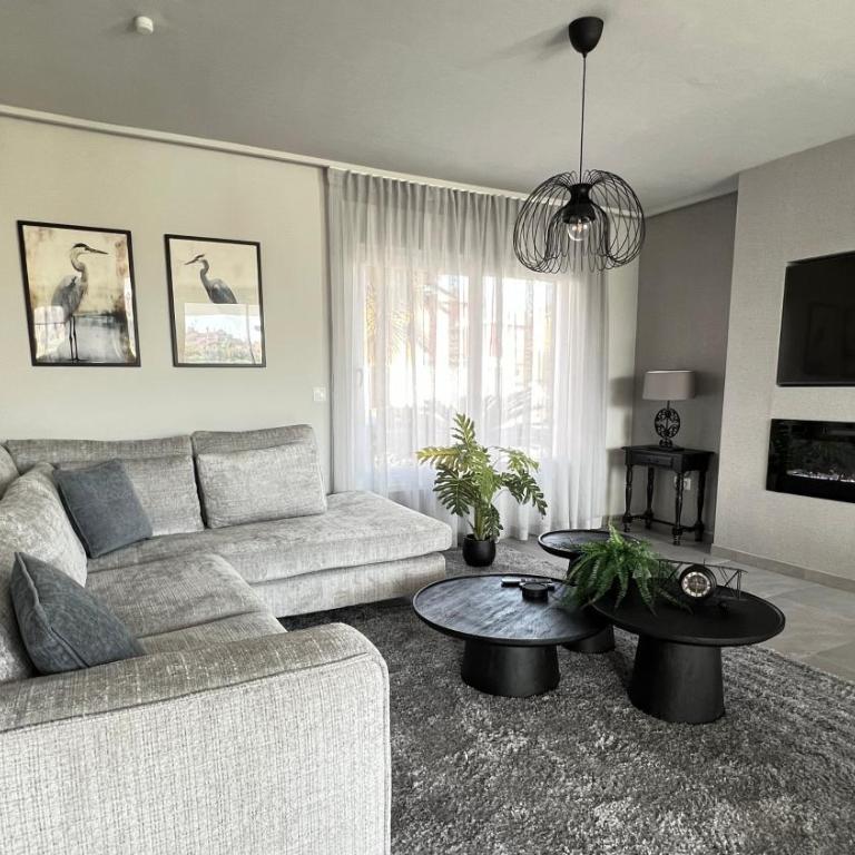 Chic Modern Villa With Heated Pool & Scenic Views - Villa de 3 dormitorios - 48