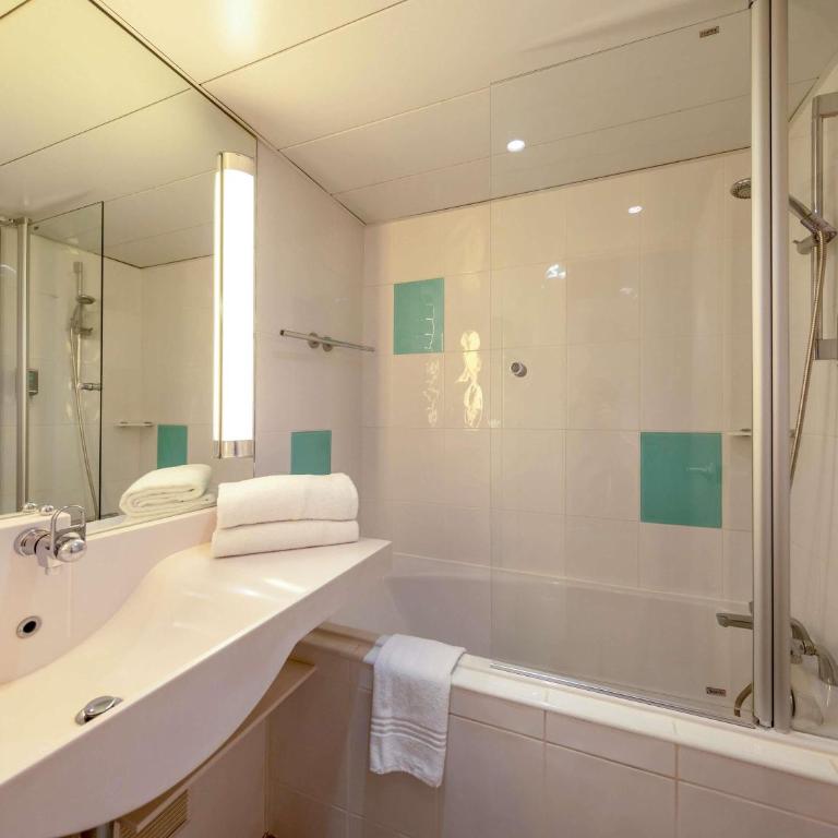 Novotel Nice Centre Vieux Nice - Chambre Familiale Classique avec Lit Double et 2 Lits Simples - 4