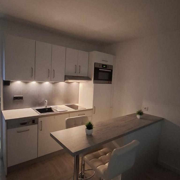 Marina Beach 6 people,Private Parking Amazing Sea view WIFI 7th floor, AC - One-Bedroom Apartment - 18