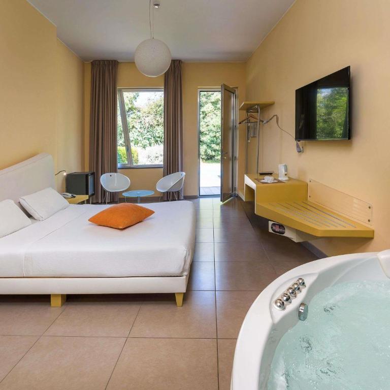 ibis Styles Catania Acireale - Camera Superior con 1 Letto King-Size, Vasca da Bagno con Idromassaggio e Vista - 5