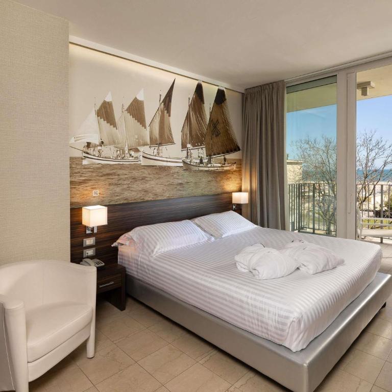 Mercure Rimini Lungomare - Camera Matrimoniale Privilege con Balcone e Vista Mare - 4