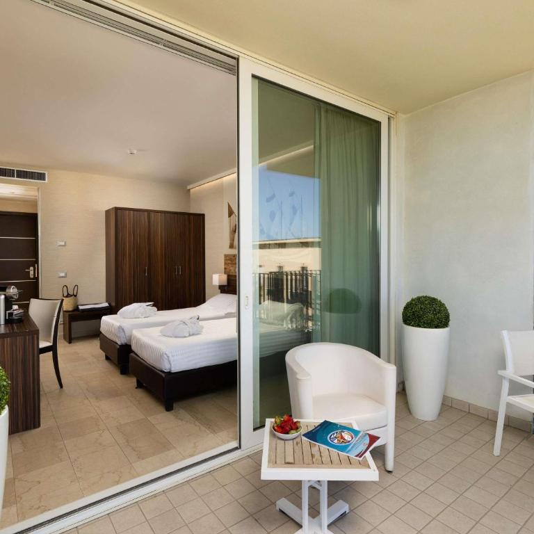 Mercure Rimini Lungomare - Camera Privilege Doppia con Letti Singoli con Balcone e Vista Mare - 5