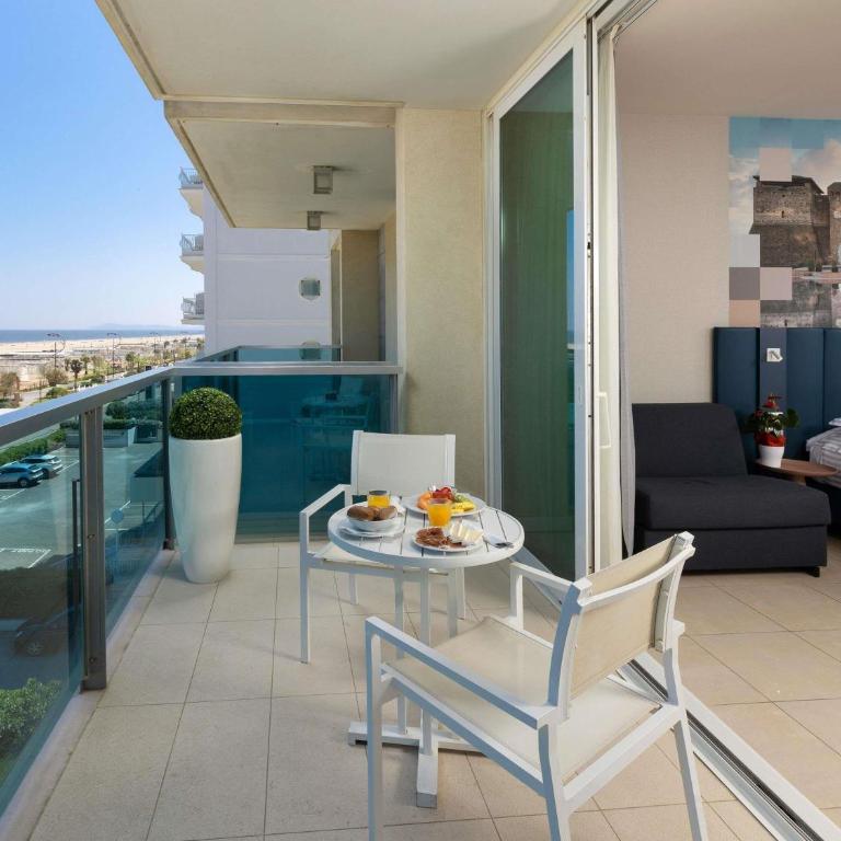 Mercure Hotel Rimini Artis - Camera Privilege Fronte Mare con 1 Letto Matrimoniale e 1 Letto Singolo - 4