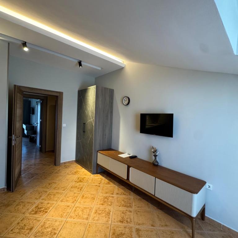 Resort Comfort - Long Beach - One-Bedroom Apartment with Pool View - 2