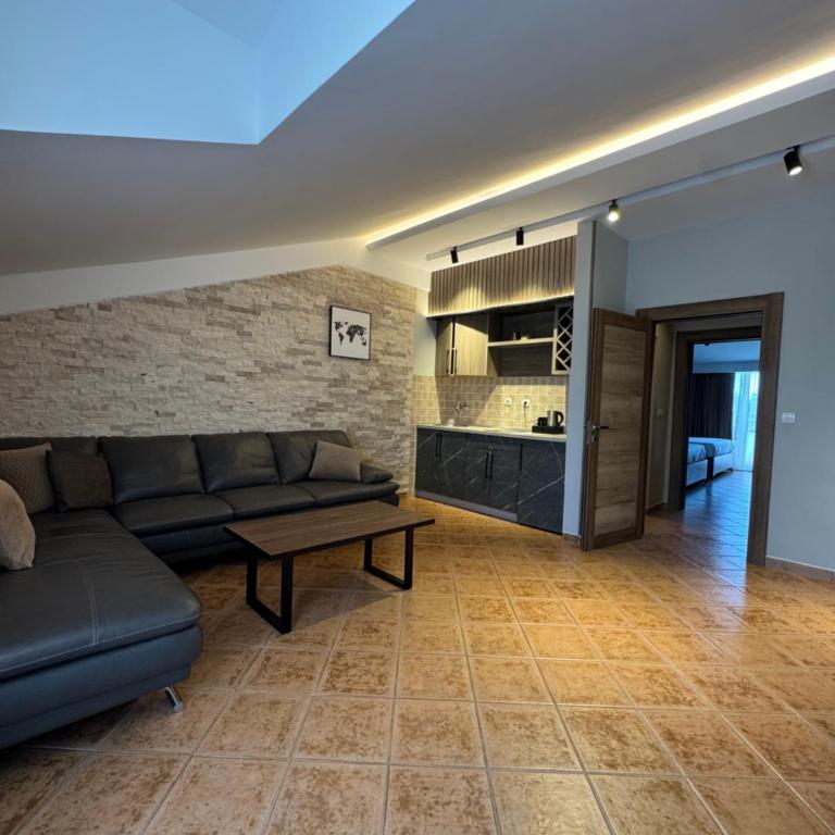 Resort Comfort - Long Beach - One-Bedroom Apartment with Pool View - 1