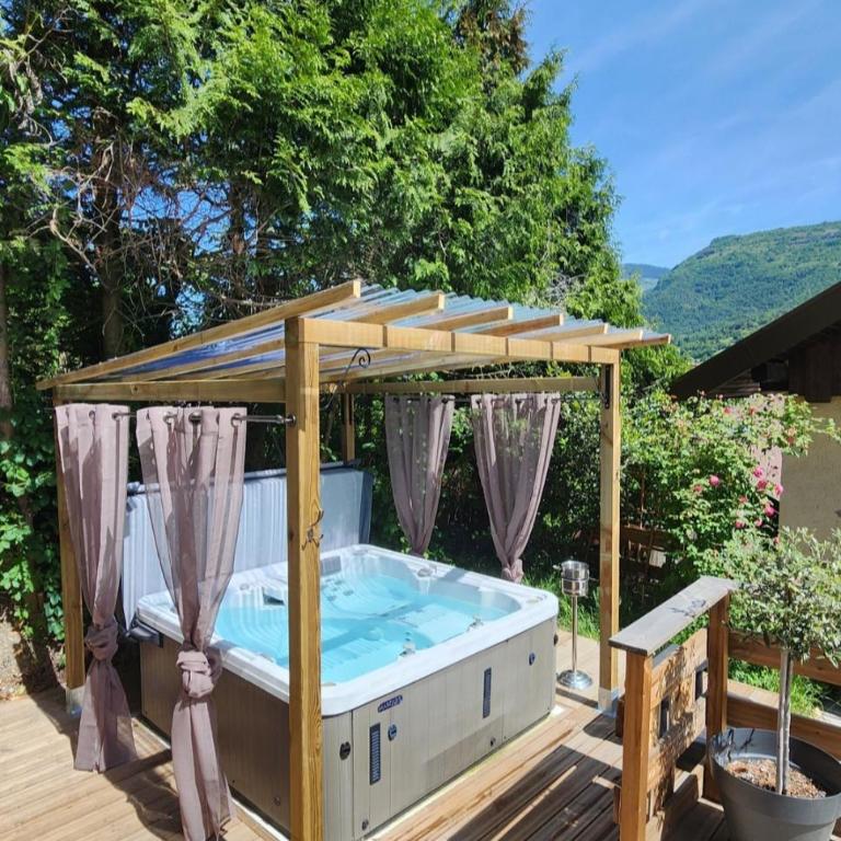 chalet cosy, jacuzzi privé, calme, idéal moto rando vélo - Maison 2 Chambres - 1