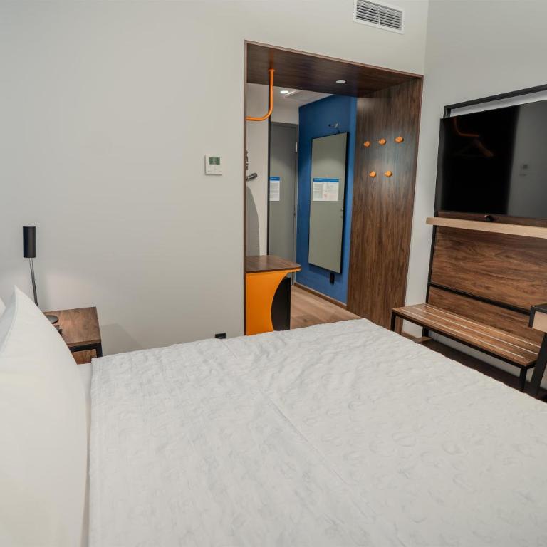 Tru By Hilton Mexico City Airport - Room with One Queen Bed and Walk-In Shower - 1
