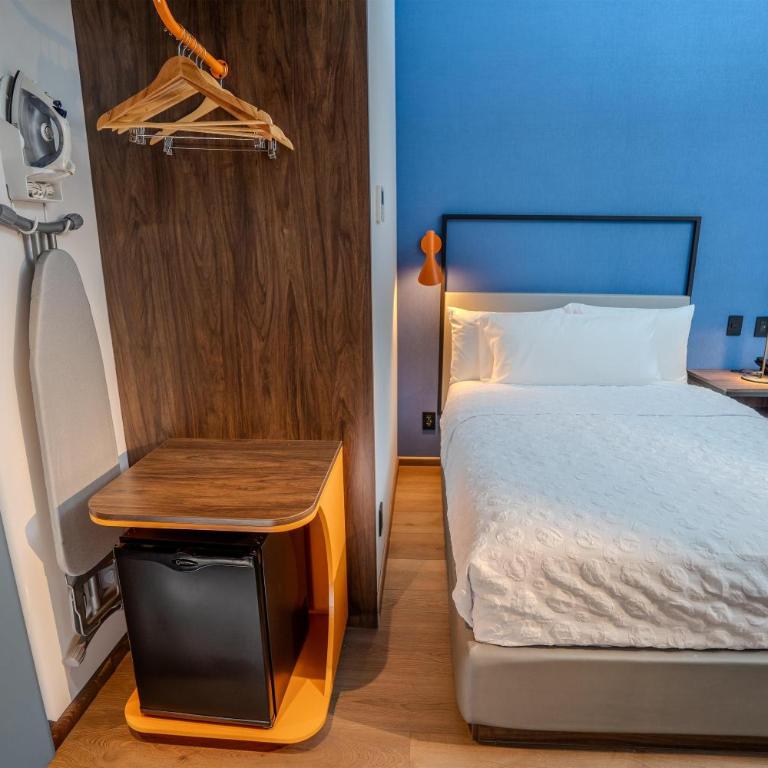 Tru By Hilton Mexico City Airport - Double Room with Two Double Beds and Walk-In Shower - 2