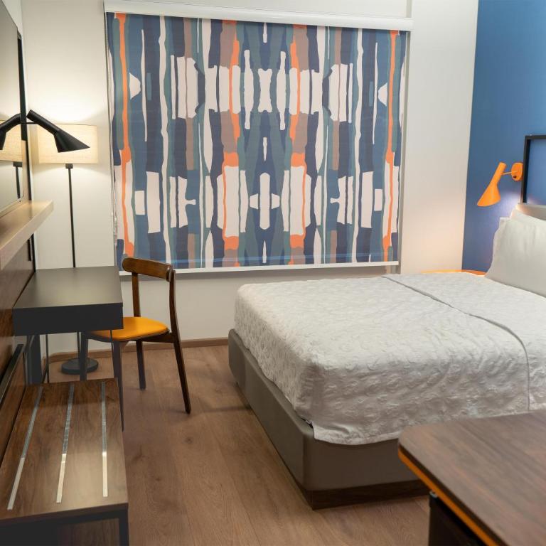 Tru By Hilton Mexico City Airport - Room with One Queen Bed and Walk-In Shower - 2