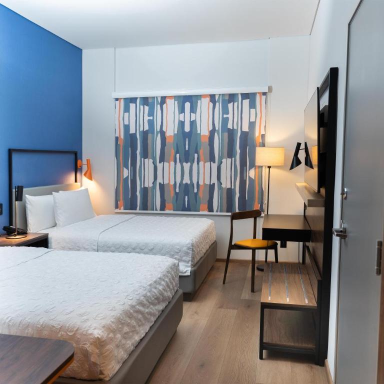 Tru By Hilton Mexico City Airport - Double Room with Two Double Beds and Walk-In Shower - 3