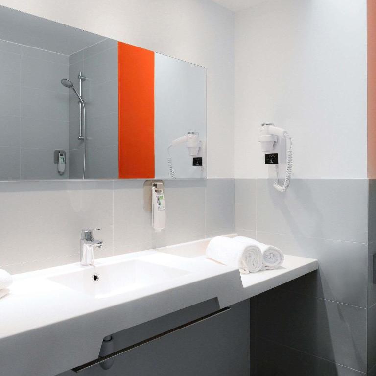 ibis Styles Caen centre gare - Suite Familiale Standard avec 2 Chambres Communicantes - 7