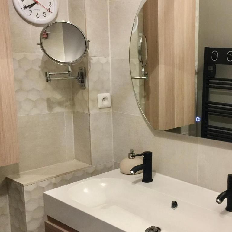 LE PANORAMIC -SUPERBE T2 Face aux thermes- - Appartement 1 Chambre - 9