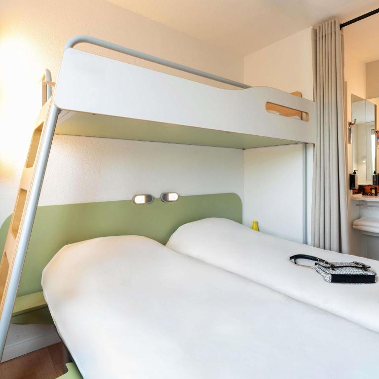 ibis budget Tours Nord - Chambre 2 Lits Simples + 1 Lit Superposé - 1