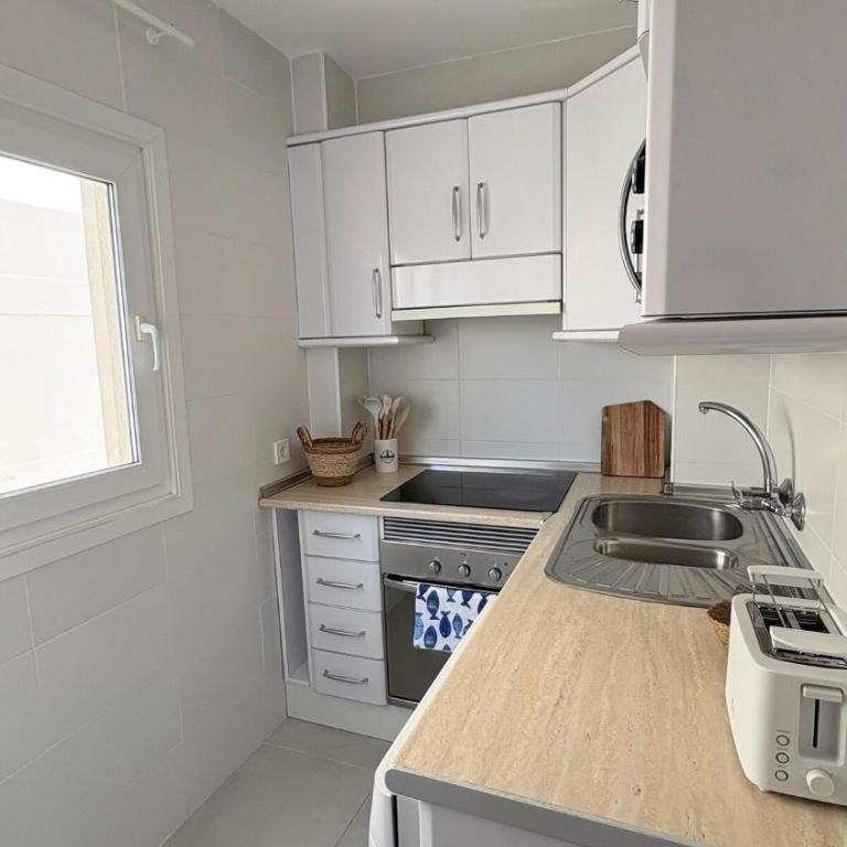 Apartamento de dos dormitorios con vistas al mar - Two-Room Apartment - 16