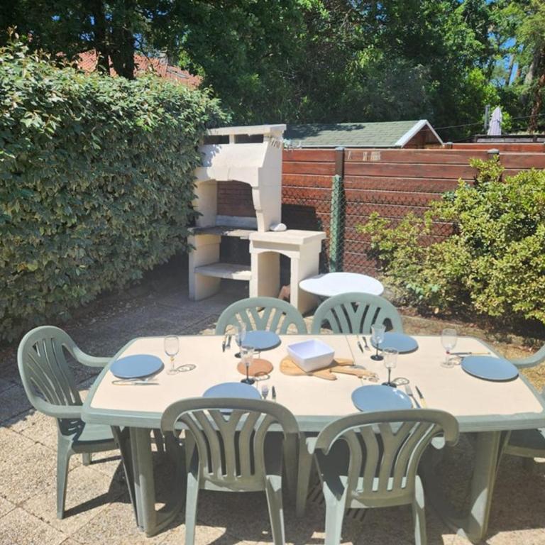 Villa patio proche plage avec piscine collective, cour aménagée et parking privé - FR-1-413-139 - Villa - 1
