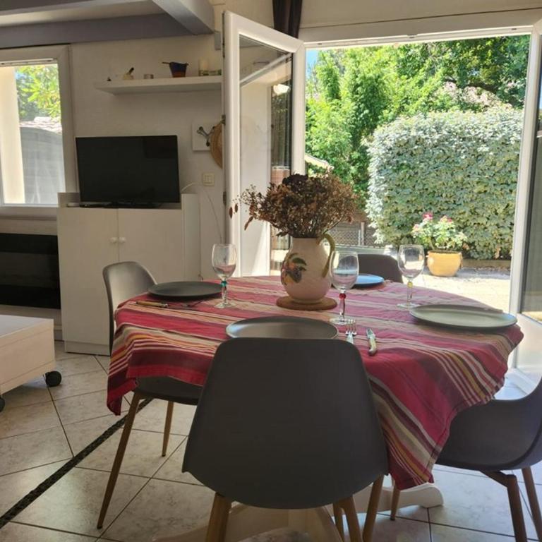 Villa patio proche plage avec piscine collective, cour aménagée et parking privé - FR-1-413-139 - Villa - 5