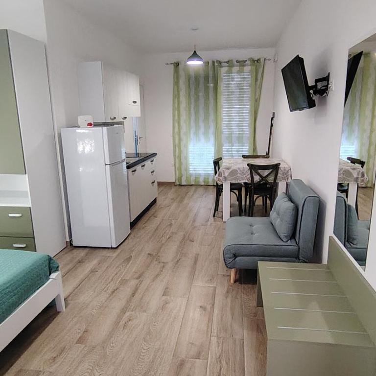 Diana Apartment - Studio Apartment with Balcony - 7