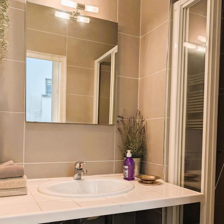 Quiet Parisian Retreat Faubourg St Denis - Appartamento con 2 Camere da Letto - 3
