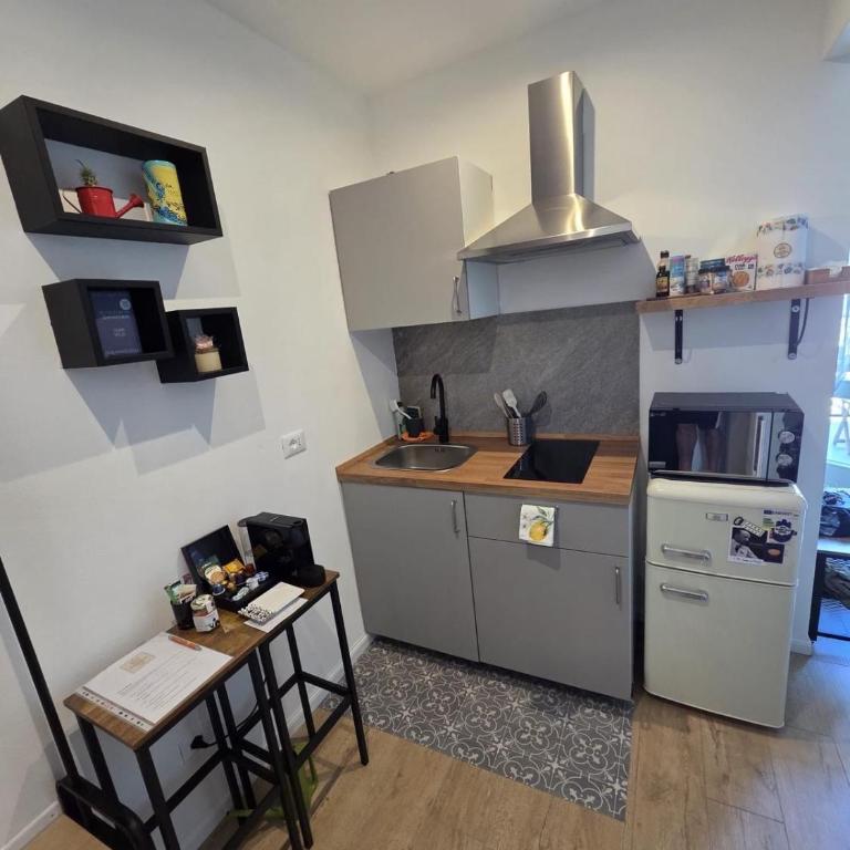 Residence Villa Alba - B&B Suite Disposition 555 Al Vittoriale - Appartamento Monolocale con Letto Queen-Size - 9