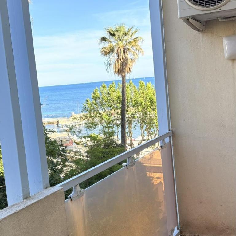 Goeland 3, studio classé climatisé, wifi, terrasses petite vue mer latérale au 3 ème étage sans ascenseur - Apartment - 5