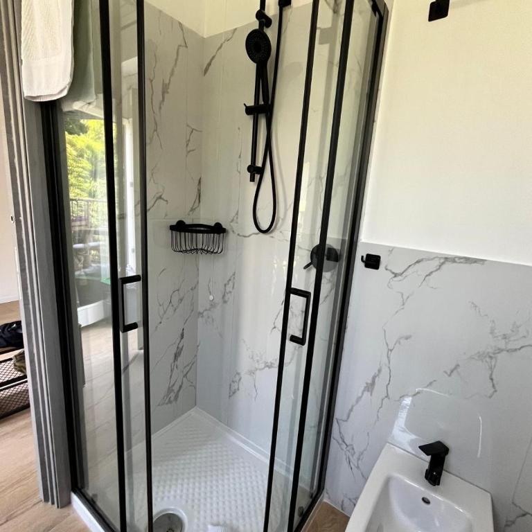 Residence Villa Alba - B&B Suite Disposition 555 Al Vittoriale - Appartamento Monolocale con Letto Queen-Size - 6