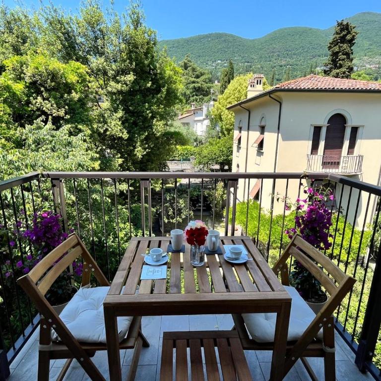 Residence Villa Alba - B&B Suite Disposition 555 Al Vittoriale - Appartamento Monolocale con Letto Queen-Size - 1