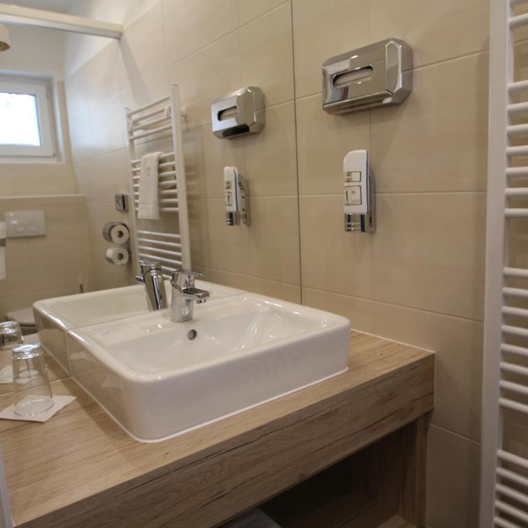 Burg Rooms - 24h Self-Check-in - Deluxe Doppel-/Zweibettzimmer mit Balkon - 5